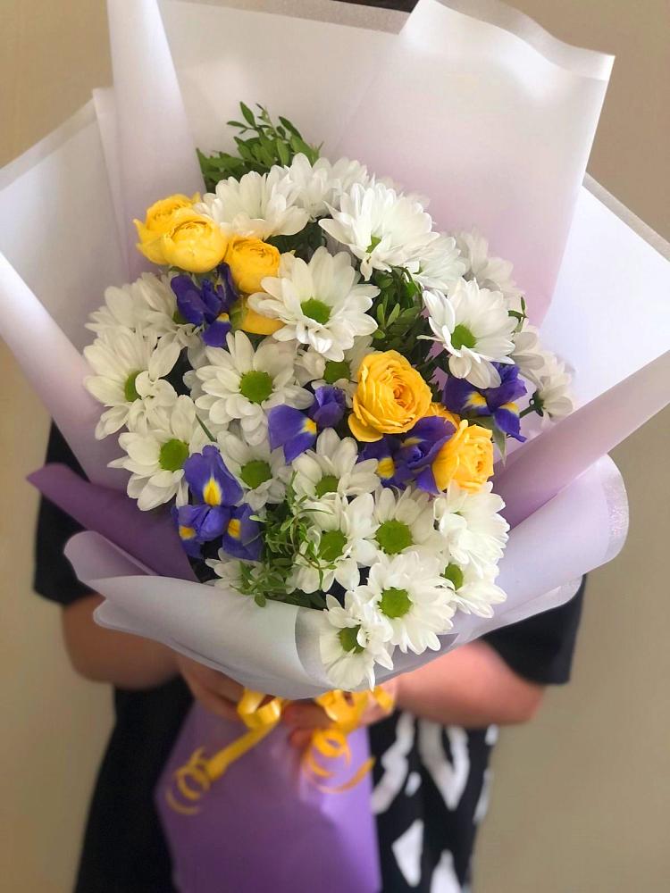 Букет цветов из: Ирисы, Хризантемы и Розы в Красноармейске Саратовской области