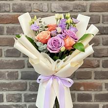 Букет цветов из:  Лизиантусы и Розы в Красноармейске Саратовской области
