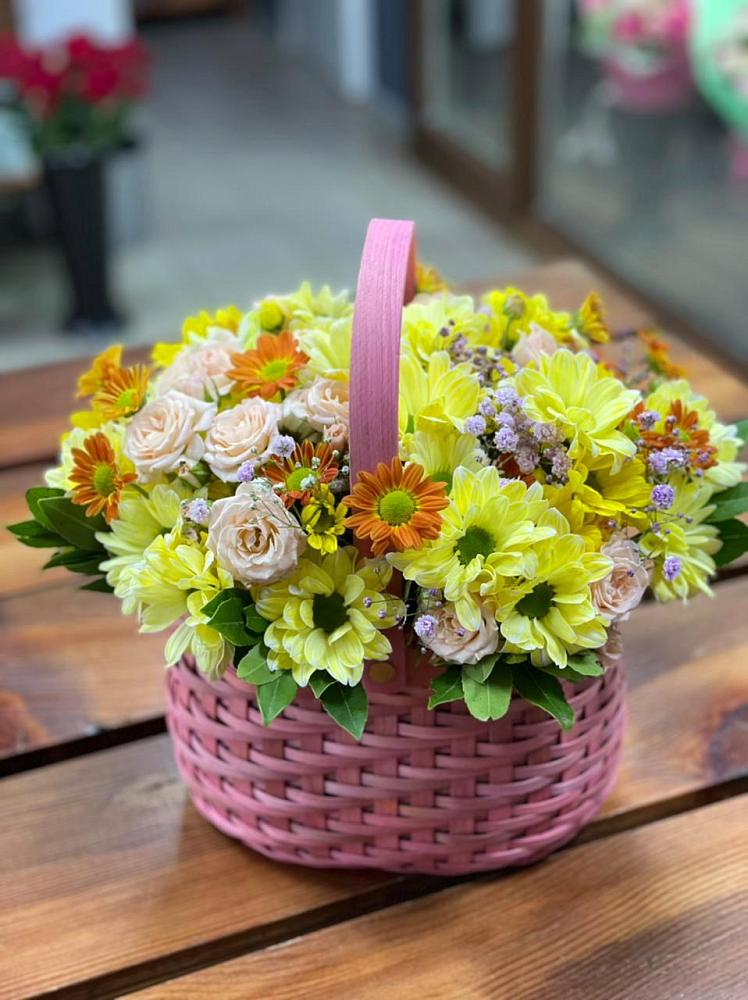 Цветочная композиция из Хризантемы и Розы в корзине в Красноармейске Саратовской области