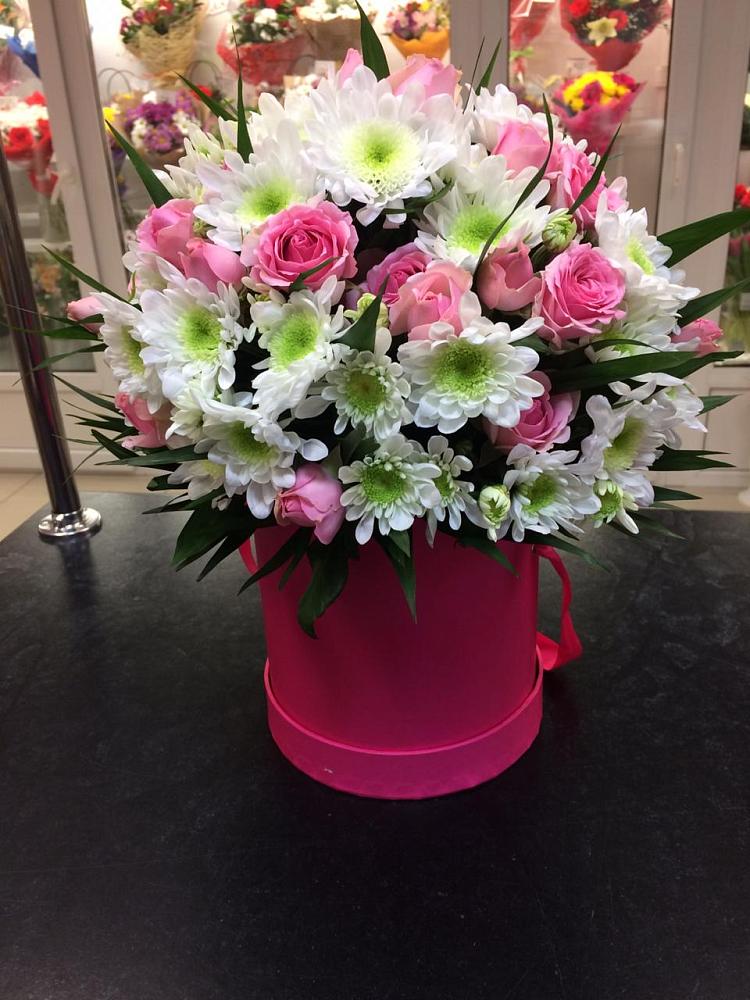 Цветочная композиция из Розы и Хризантемы в шляпной коробке в Красноармейске Саратовской области