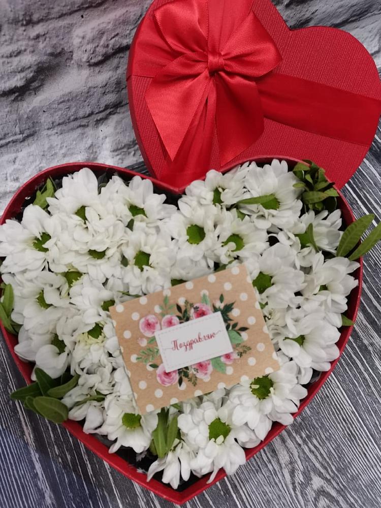 Цветочная композиция из Хризантемы в виде сердца в Красноармейске Саратовской области