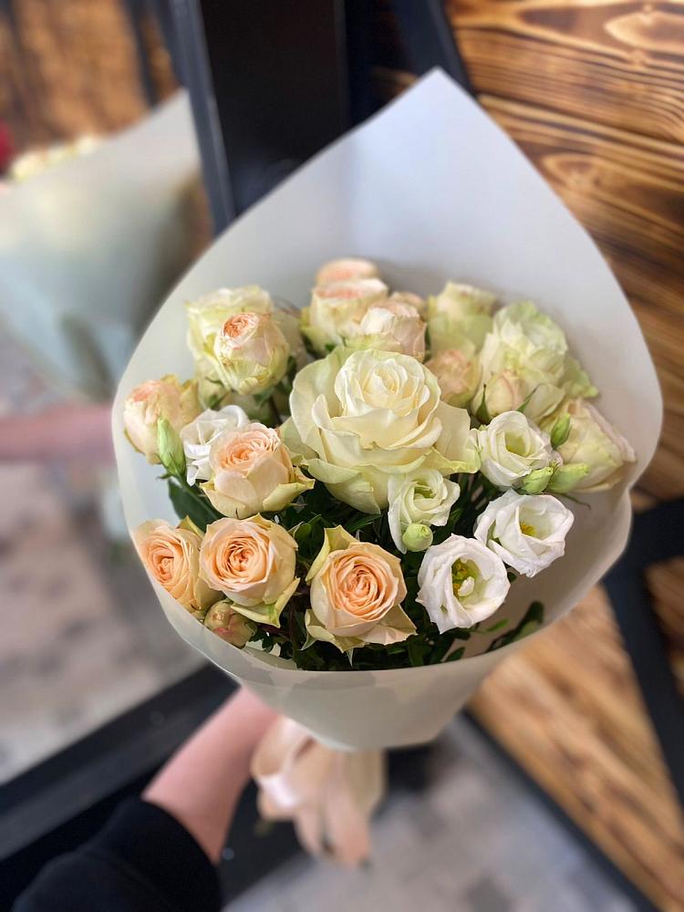 Букет цветов из: Розы и Лизиантусы в Красноармейске Саратовской области